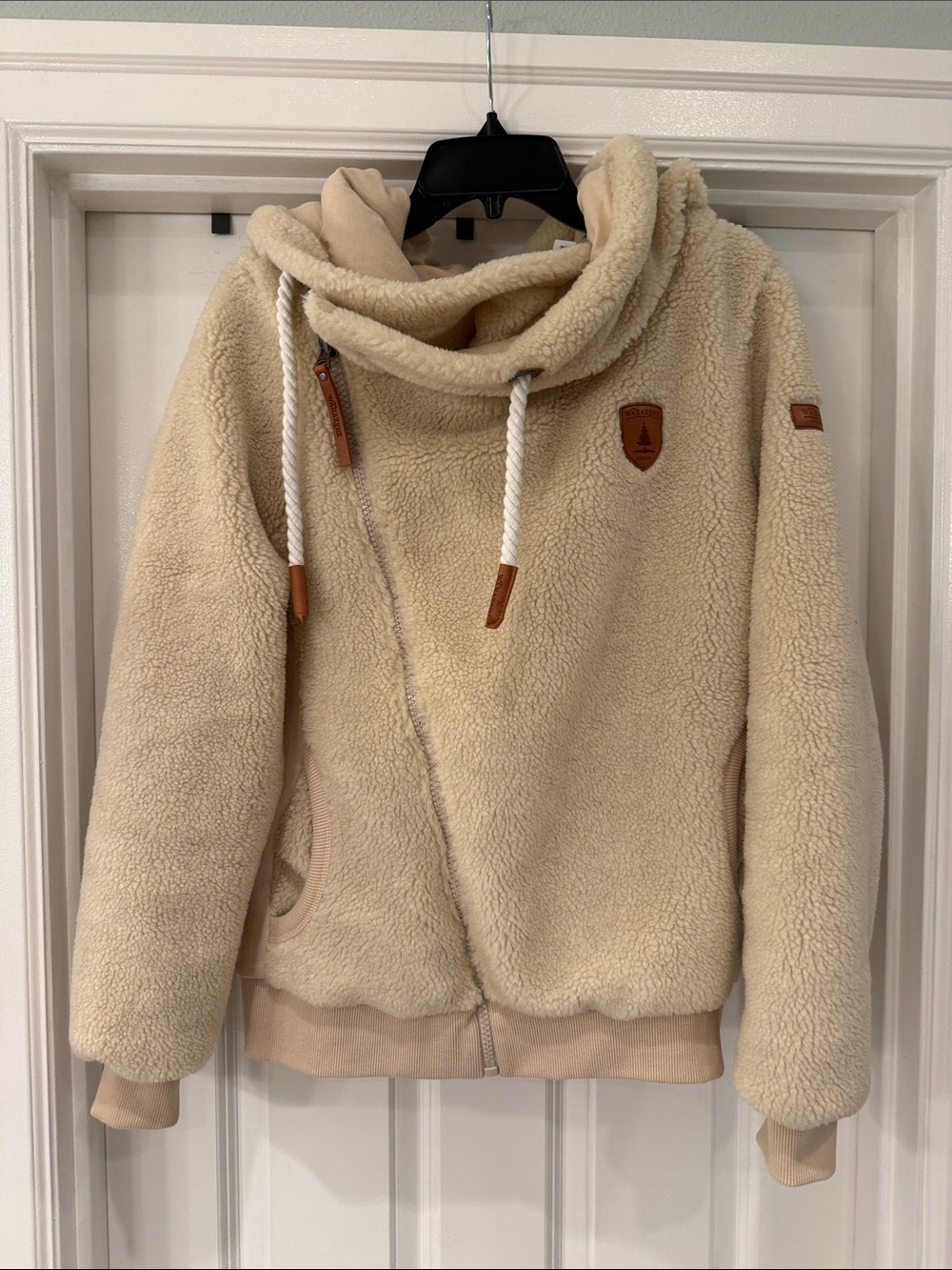 Women’s Wanakome Cream Sherpa Zip Hoodie with Drawcord Accents, Small